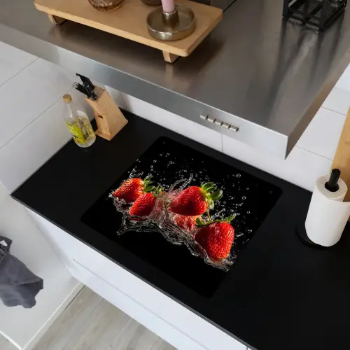 Aardbeien - Fruit - Rood - Water - Zwart Inductie beschemer met haakjes middel -sfeer1