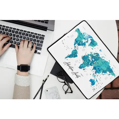 Wereldkaart - Blauw - Kleurrijk laptophoes neopreen klein -bureau