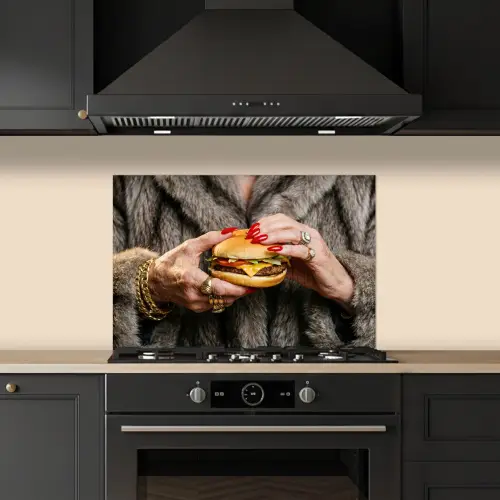Vrouw - Hamburger - Bontjas keuken achterwand spatscherm klein -sfeer1