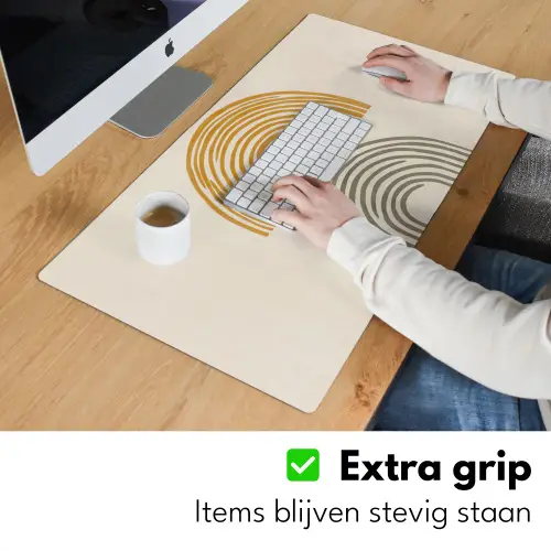 Bogen - Lijnen - Oranje - Minimalistisch Muismat XXL klein -sfeer3