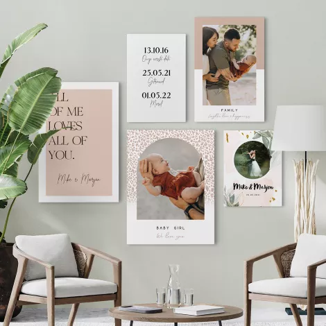 Foto op canvas met tekst - Sfeerbeeld - Vijf verschillende canvas templates aan de muur in een woonkamer