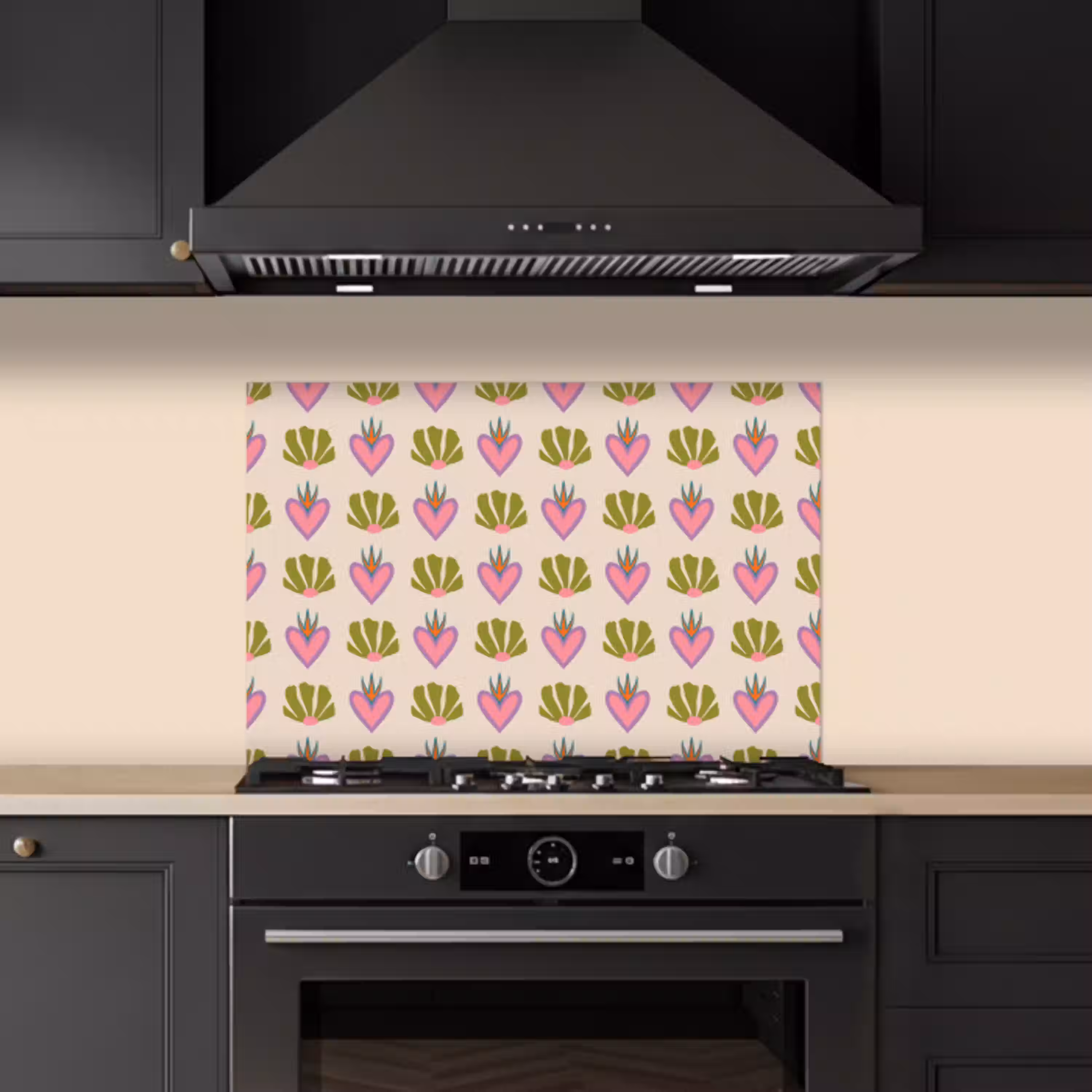 Patroon - Beige - Hartjes - Bloemen keuken achterwand spatscherm klein 900 -sfeer1