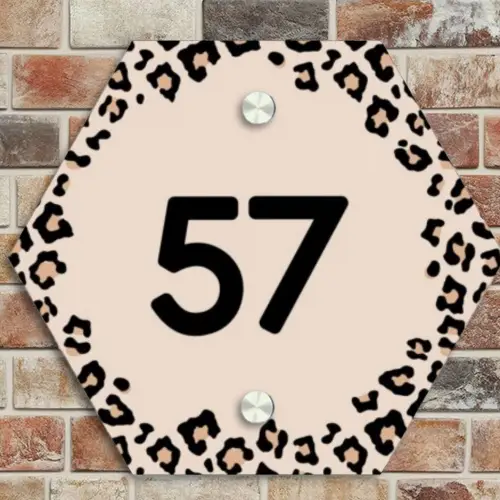 Beige luipaardprint - Traditioneel Naambord Hexagon klein -sfeer2