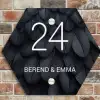 Zwarte veren - Klassiek Naambord Hexagon klein -sfeer2