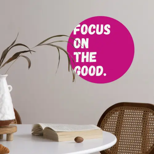 Focus on the good - Roze - Simple Wandcirkel behangsticker klein -sfeer3
