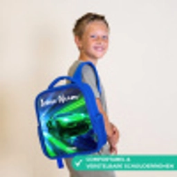 Sportauto - Groen - Snelheidslijnen - Neon Kinderrugzak - Blauw middel -sfeer3_NL