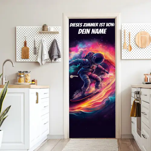 Astronaut surft durch das Weltall mit personalisierbarem Namensfeld. deurposter klein -sfeer5