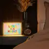 Quote - Lucky - Regenboogkleuren Light Box met kabel (Tafellamp) klein -sfeer1