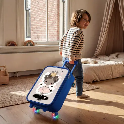 Prinses op gekleurde achtergrond met roze en zwarte hartjes Kinderkoffer - Blauw klein -sfeer1