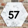 Lichtblauw marmer - Traditioneel Naambord Hexagon klein -sfeer2