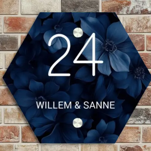 Blauwe bloemen - Klassiek Naambord Hexagon klein -sfeer2