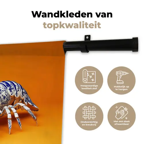Kreeft - Delftsblauw - Schild - Stoer - Oranje Wandkleed katoen klein -sfeer2