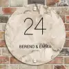 Lichtbruin marmer - Klassiek Naambord Rond klein -sfeer2