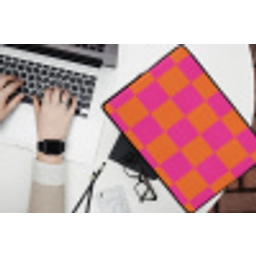 Schaakbord print - Oranje - Roze - Blokjes laptophoes neopreen klein -bureau