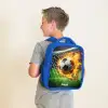 Vuurvoetbal in doelnet vastgelegd Kinderrugzak - Blauw middel -sfeer2