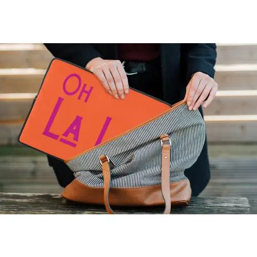 Oh la la - Oranje - Roze - Scheeflettertype laptophoes neopreen klein -tas