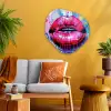 Graffiti - Lippen - Felroze - Geschilderd Wandcirkel Organisch Aluminium middel -sfeer4