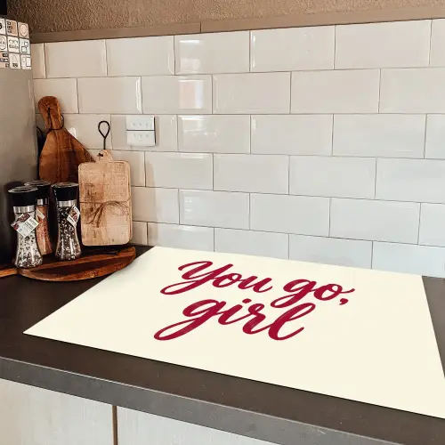 you go girl - Rood - Wit Inductie beschermer vinyl 3mm klein -sfeer3
