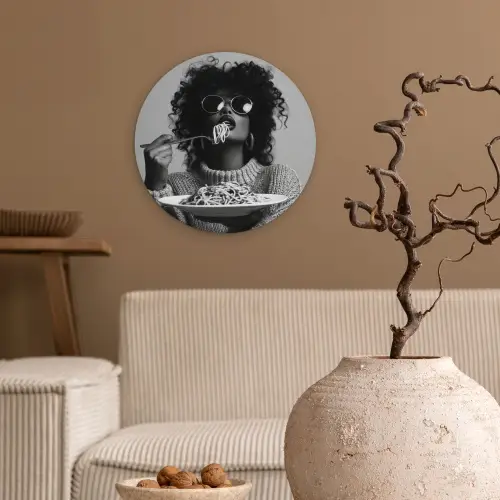 Vrouw - Pasta - Zwart - Wit Wandcirkel plexiglas klein -sfeer1