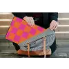 Schaakbord print - Oranje - Roze - Blokjes laptophoes neopreen klein -tas
