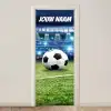 Voetbal op grasveld in een stadion met verlichting en personaliseerbare tekst bovenaan. deurposter klein -3d_beige