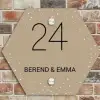 Beige met stippen - Klassiek Naambord Hexagon klein -sfeer2