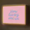 How lucky are we - Klavervier - Roze - Blauw Light Box met batterij (Wandlamp) middel -z3d_website