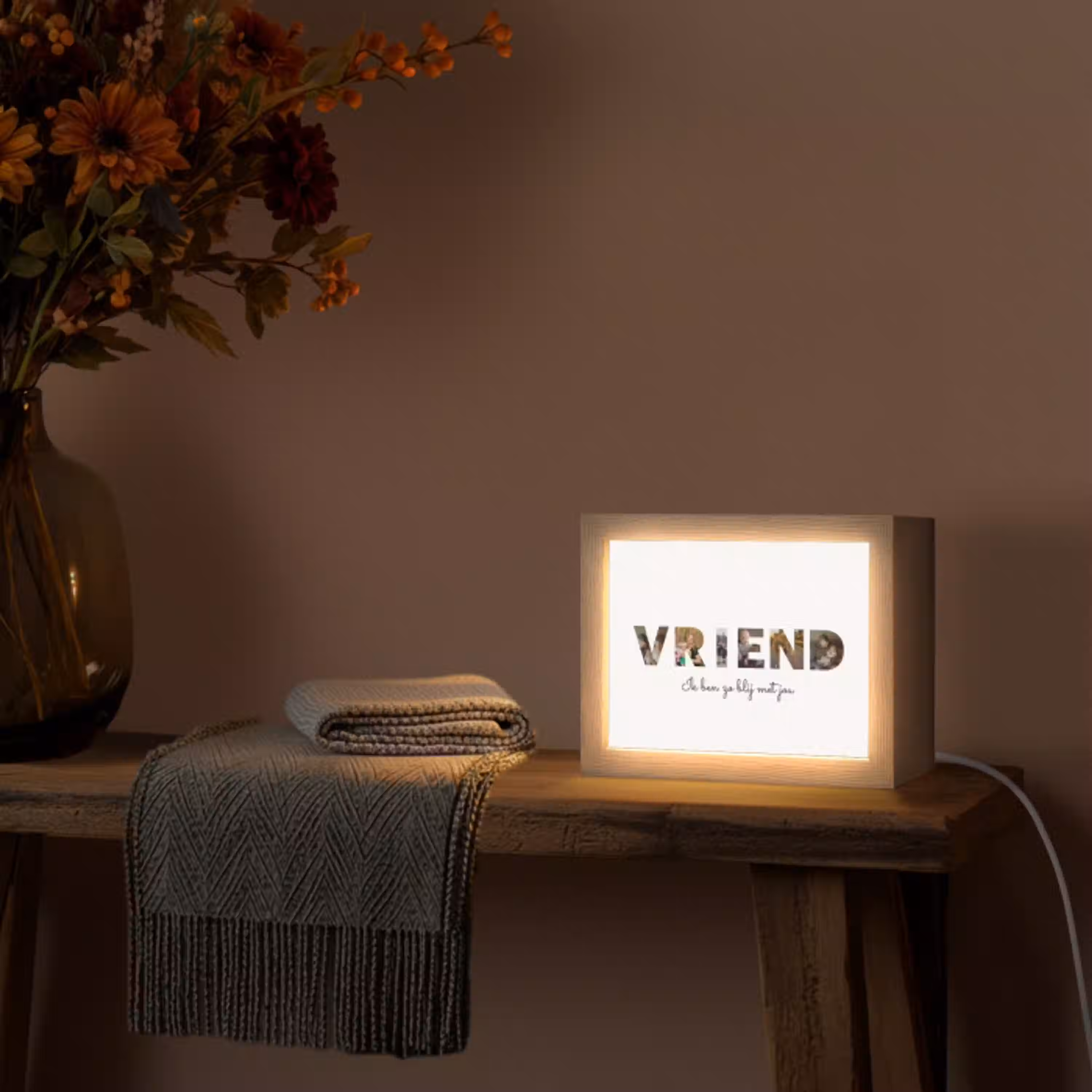 Vriend - Lettercollage Light Box met kabel (Tafellamp) klein -sfeer4