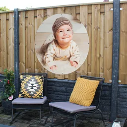 ronde tuinposter babyfoto aan schutting