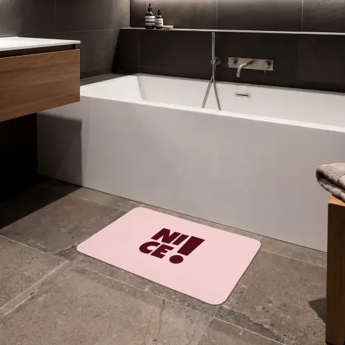 Nice - Uitroepteken - Roze Badmat klein -sfeer3