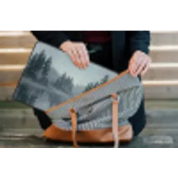 Bos - Meer - Mist - Natuur - Grijs laptophoes neopreen klein -tas