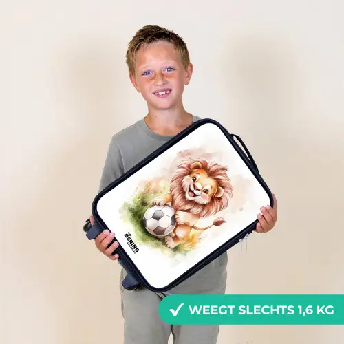 Speelse leeuw met voetbal op grasveld Kinderkoffer - Zwart klein -sfeer4_NL
