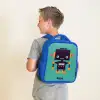 Zwarte robot met oranje accenten op een blauwe achtergrond Kinderrugzak - Blauw middel -sfeer2