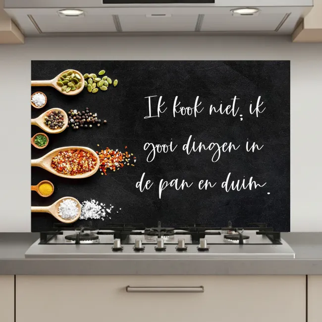 Ik gooi dingen in de pan en duim - Keuken - Quotes - Spreuken - Humor keuken achterwand spatscherm klein -3d_website