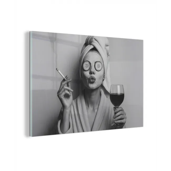 Glas schilderij - Vrouw - Masker - Wijn - Sigaret