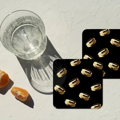 Macarons - Patroon - Goud - Zwart onderzetter kurk middel -sfeer4