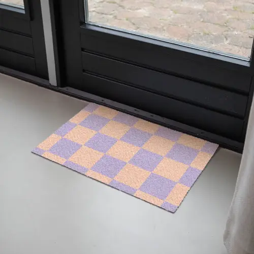 Schaakbord patroon - Paars - Roze - Blokjes Deurmat klein -sfeer2