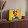 Frida Kahlo - Vrouw - Geel - Blauw - Bloemen Light Box met batterij (Wandlamp) middel -sfeer2