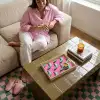 Bananen - Patroon - Blauw - Roze Dienblad Rechthoek middel -sfeer3