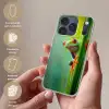 Groene kikker - Nieuwsgierig - Gras Telefoonhoesje iPhone 17 Pro klein -sfeer3_NL
