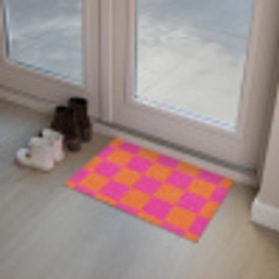 Schaakbord print - Oranje - Roze - Blokjes Deurmat klein -sfeer3