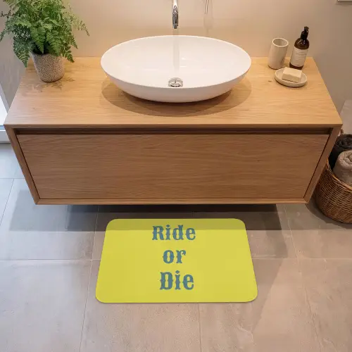 Ride or die - Geel - Blauw Badmat klein -sfeer1