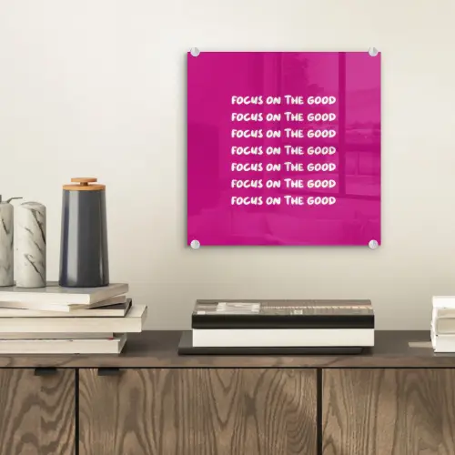 Focus on the good - Roze - wit plexiglas 5mm klein -sfeer1