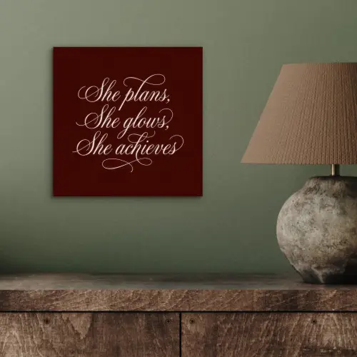 She plans she glows she achieves - Rood - Cursief aluminium wit klein -sfeer2