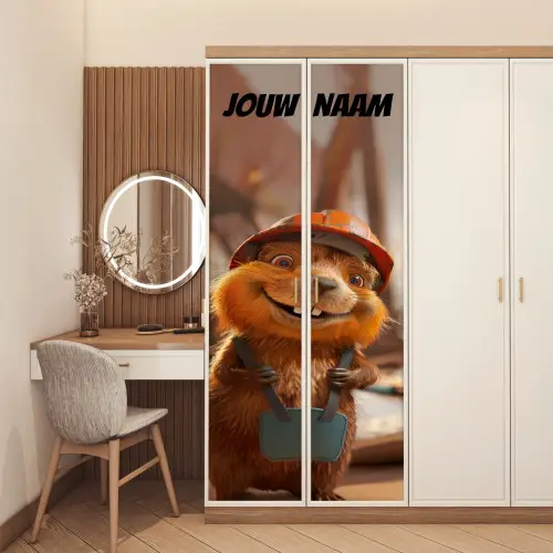 Schattig dier met bouwhelm en tas en de tekst “Deze kamer is van: jouw naam”. deurposter klein -sfeer3