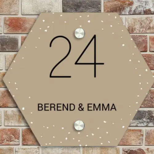 Beige met stippen - Klassiek Naambord Hexagon klein -sfeer2