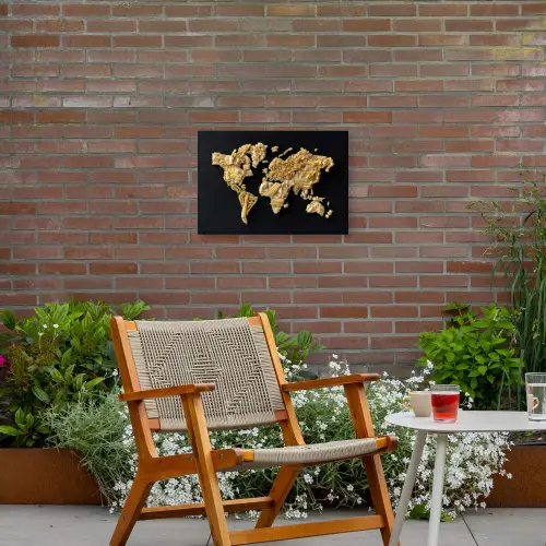 Wereldkaart - Pasta - Zwart Tuinposter op houten frame 2 cm dik klein -sfeer3
