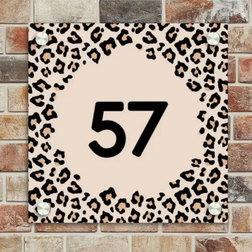 Beige luipaardprint - Traditioneel Naambord Vierkant klein -sfeer2