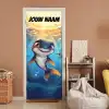 Vrolijke dolfijn onder water met de tekst “Deze kamer is van: jouw naam”. deurposter klein -sfeer1