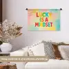 Quote - Lucky - Regenboogkleuren Wandkleed katoen klein -sfeer1